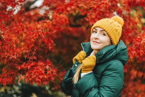 Sonbahar Parlak Kırmızı Japon Akçaağaç Ağacın Poz Yeşil Bir Ceket — Stok fotoğraf