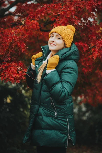 Sonbahar Parlak Kırmızı Japon Akçaağaç Ağacın Poz Yeşil Bir Ceket — Stok fotoğraf