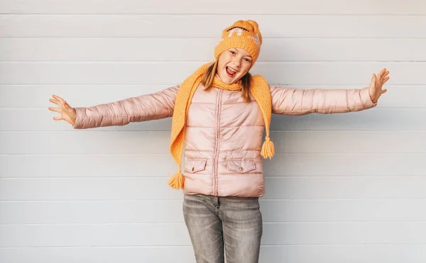 Uttrycksfulla Barn Poserar Mot Vit Bakgrund Klädd Mjukt Rosa Fodrad — Stockfoto