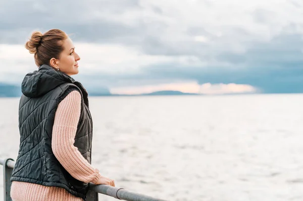 Открытый Портрет Молодой Женщины Отдыхающей Озера Свежий Холодный День Одетой — стоковое фото