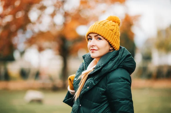 Retrato Otoño Una Mujer Joven Con Chaqueta Verde Conjunto Sombrero — Foto de Stock