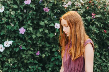 Açık güzel kızıl saçlı kız portresi