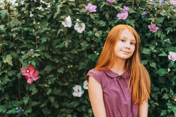 美しい赤い髪の少女の屋外のポートレート — ストック写真