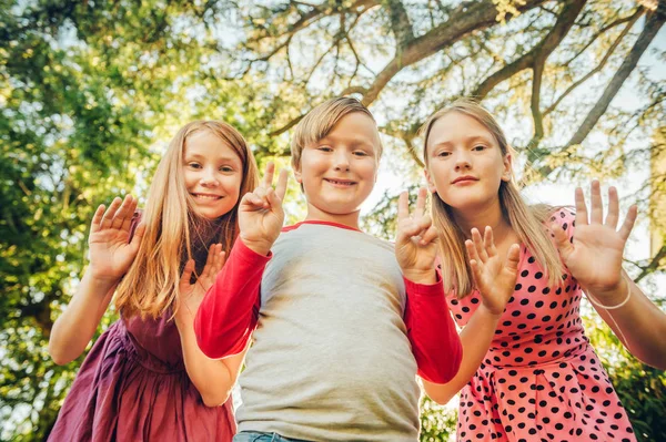 Grupo Niños Divertidos Jugando Juntos Afuera Día Soleado Dos Chicas — Foto de Stock