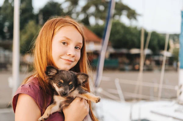 Plenerowej Urocza Rudowłosa Dziewczynka Gospodarstwa Szczeniak Chihuahua — Zdjęcie stockowe