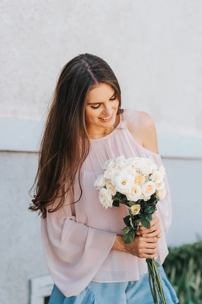 Mujer Hermosa Feliz Con Rosas Blancas Suaves Usando Blusa Hombro — Foto de Stock