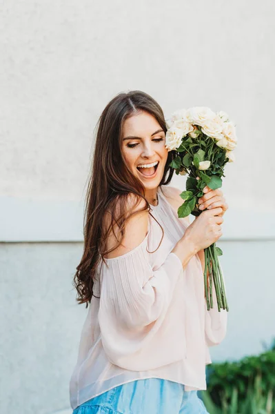 Mujer Hermosa Feliz Con Rosas Blancas Suaves Usando Blusa Hombro — Foto de Stock