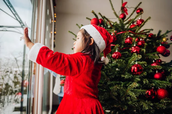 Menina Bonito Criança Olhando Para Janela Época Natal — Fotografia de Stock