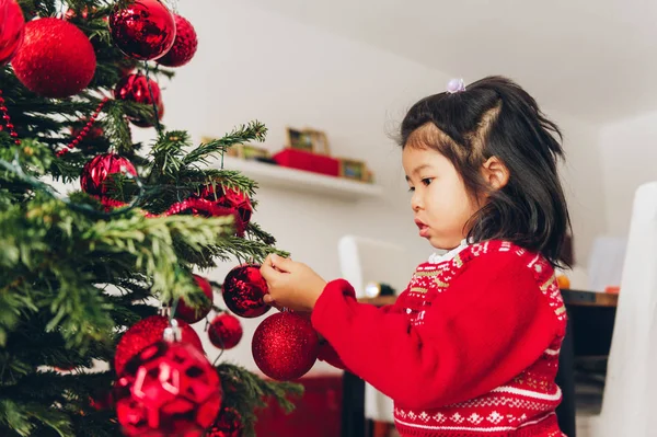 Adorável Criança Anos Idade Menina Decorando Árvore Natal Vestindo Pulôver — Fotografia de Stock