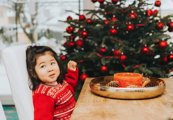 Adorável Menina Criança Anos Desfrutando Tempo Natal Brincando Com Velas — Fotografia de Stock