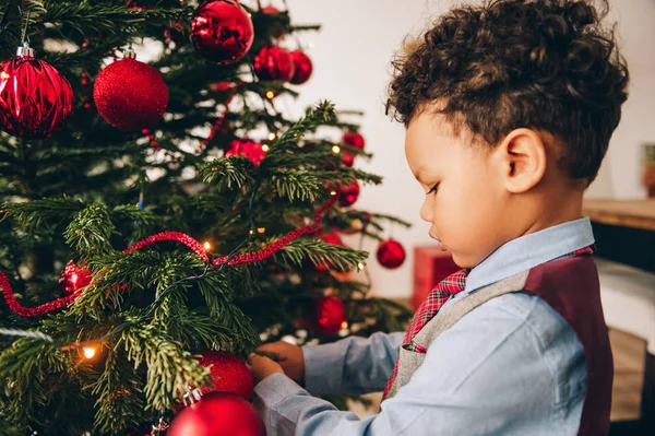 Adorável Criança Anos Idade Menino Decoração Árvore Natal — Fotografia de Stock