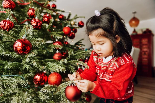 Adorável Criança Anos Idade Menina Decorando Árvore Natal Vestindo Pulôver — Fotografia de Stock