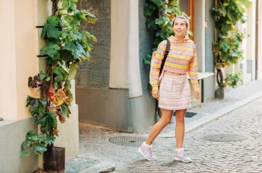 Eski Avrupa şehrin küçük sokakları keşfetmek ifade genç kadın turist