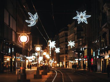 Geneva, İsviçre-31 Aralık 2017: Rue du Commerce, Geneva şehir ışık gece Noel dekorasyonu ile