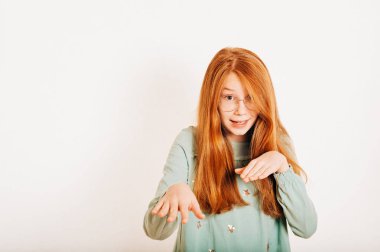 Stüdyo çekim Genç varoluş Kızıl saçlı kızın beyaz arka plan