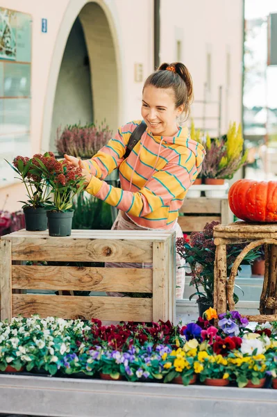 Frau Kauft Blumen Töpfen Blumenladen — Stockfoto