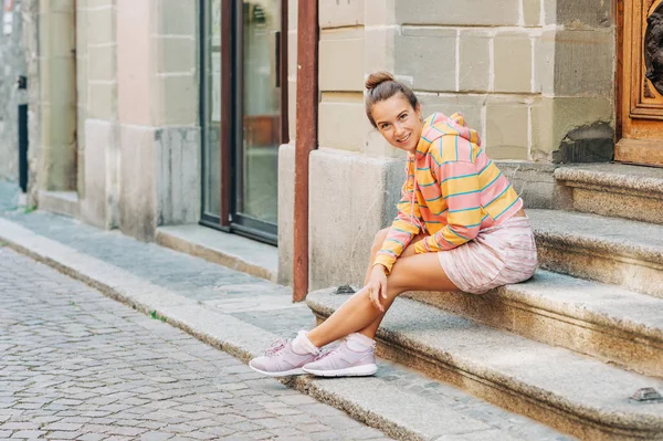 Outdoor Portret Van Jonge Mooie Vrouw Zittend Stappen Stad Het — Stockfoto