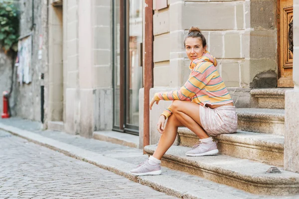 Outdoor Portrait Young Pretty Woman Sitting Steps City Wearing Pink — Stock Photo, Image