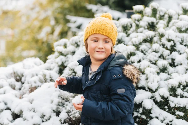 Brincalhão Menino Feliz Com Neve Fora Vestindo Jaqueta Inverno Quente — Fotografia de Stock