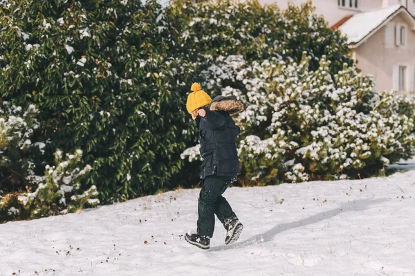 6岁小男孩穿着温暖的夹克和靴子享受冬季时光的户外肖像 — 图库照片