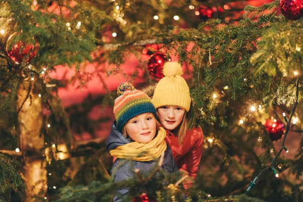 Retrato Livre Crianças Pequenas Lado Árvore Natal Com Luzes Usando — Fotografia de Stock
