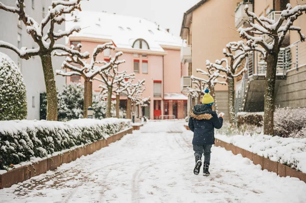 有趣的小男孩在大雪下玩耍的户外肖像 — 图库照片