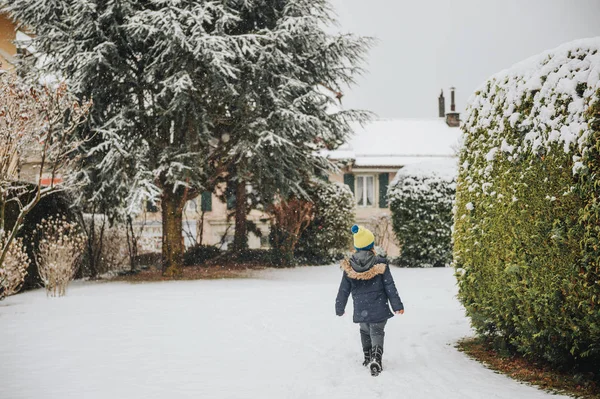 Açık Yoğun Kar Yağışı Altında Eğleniyor Komik Küçük Çocuk Portresi — Stok fotoğraf