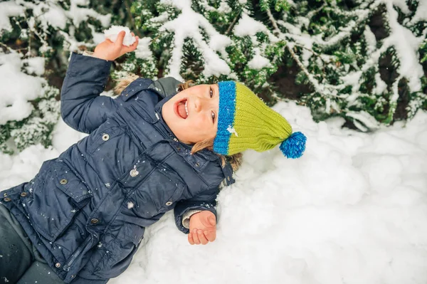Glad Liten Pojke Playint Med Snö Utanför Bär Varma Vinterjacka — Stockfoto
