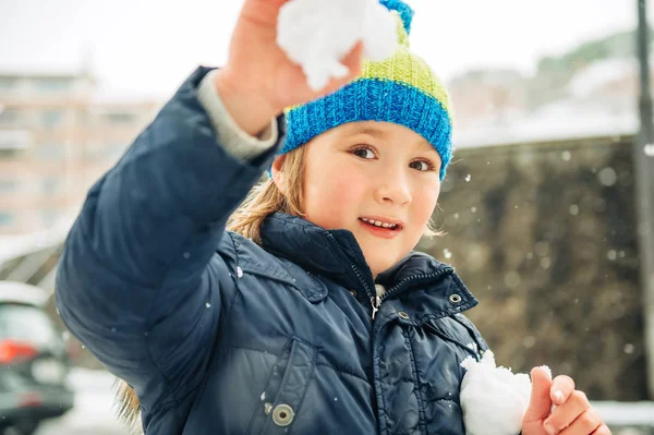 Vinter Porträtt Söt Liten Pojke Bär Varm Jacka Mössa Spela — Stockfoto