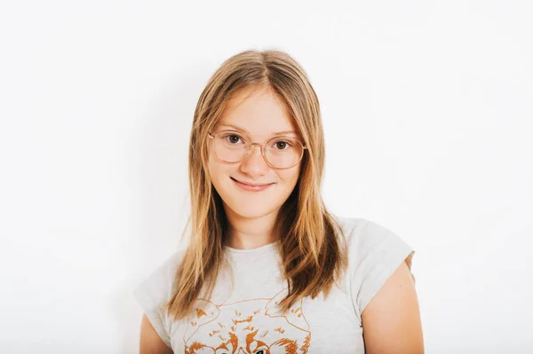 Studio Shot Jeune Fille Ans Portant Des Lunettes Rondes Fond — Photo