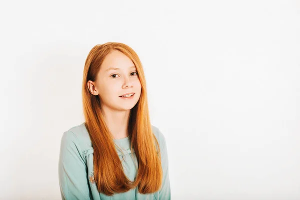 Estúdio Tiro Jovem Pré Adolescente Ruiva Menina Contra Fundo Branco — Fotografia de Stock