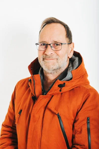 Estúdio Tiro Homem Meia Idade Vestindo Jaqueta Inverno Laranja — Fotografia de Stock