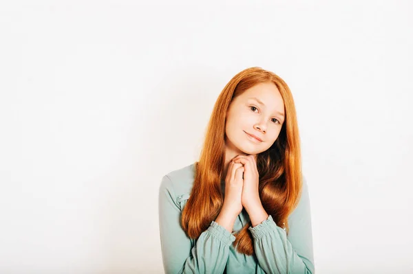 スタジオ撮影白い背景に プレティーン ヌード赤毛の少女のあごの下の手 — ストック写真
