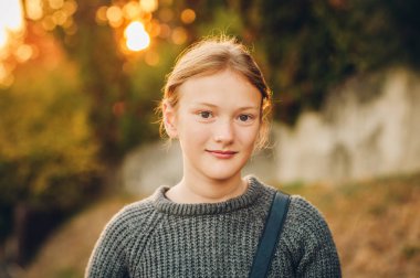 Açık Sunlight genç 10-11 yıl yaşlı kız portresi yakından