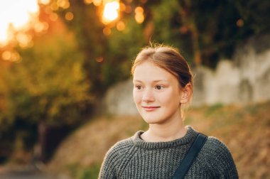 Açık Sunlight genç 10-11 yıl yaşlı kız portresi yakından