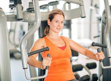 Spor salonunda bir makinede çalışan kadın genç yerleştirmek