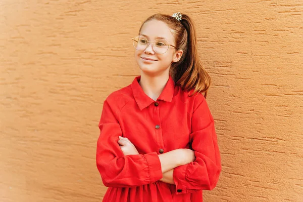 Outdoor Portret Van Leuk Preteen Meisje Dragen Rode Jurk Brillen — Stockfoto