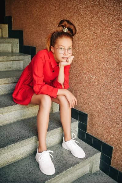 Modeporträt Eines Jungen Frühpubertären Mädchens Rotem Kleid Und Weißen Turnschuhen — Stockfoto