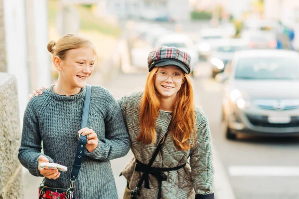 Grupo Duas Meninas Pré Adolescentes Engraçadas Andando Fora Moda Para — Fotografia de Stock