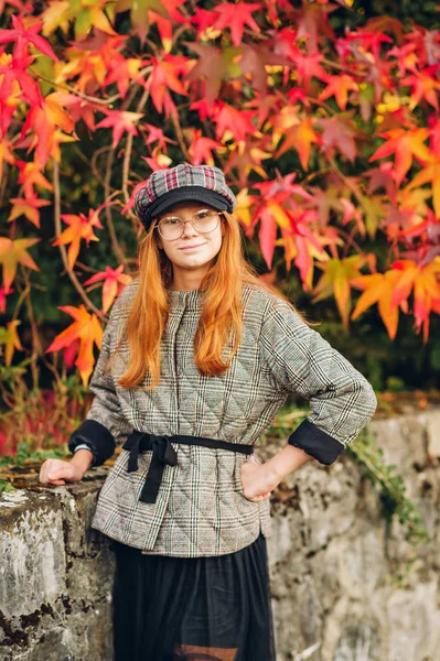 Retrato Livre Adorável Menina Ruiva Posando Lado Árvore Brilhante Com — Fotografia de Stock