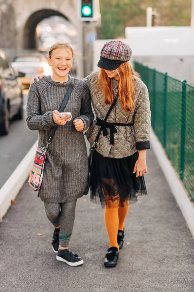 Grupo Duas Meninas Pré Adolescentes Engraçadas Andando Fora Moda Para — Fotografia de Stock