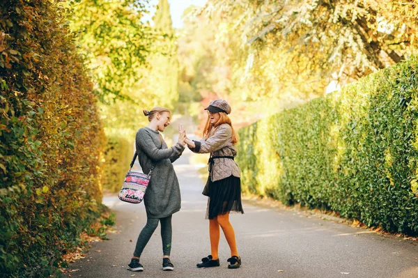 Outdoor Portrait Two Funny Preteen Girls Wearing Trendy Clothes Fashion — Stock Photo, Image