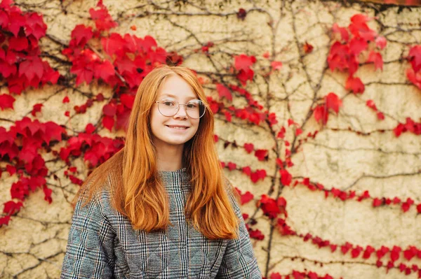 Herfst Portret Van Schattige Roodharige Preteen Meisje Meisje Check Jas — Stockfoto