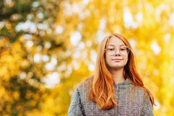 Utomhus Närbild Porträtt Vackra Rödhåriga Preteen Flicka Klädd Kontrollera Pälsen — Stockfoto