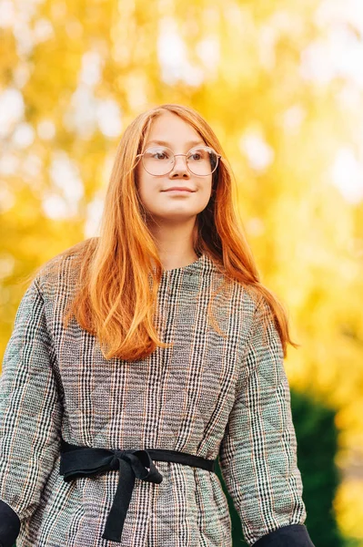 Utomhus Närbild Porträtt Vackra Rödhåriga Preteen Flicka Klädd Kontrollera Pälsen — Stockfoto