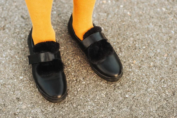 Kožené Boty Kožešinou Žluté Legíny Dívčí Nohy Černý Popruh — Stock fotografie