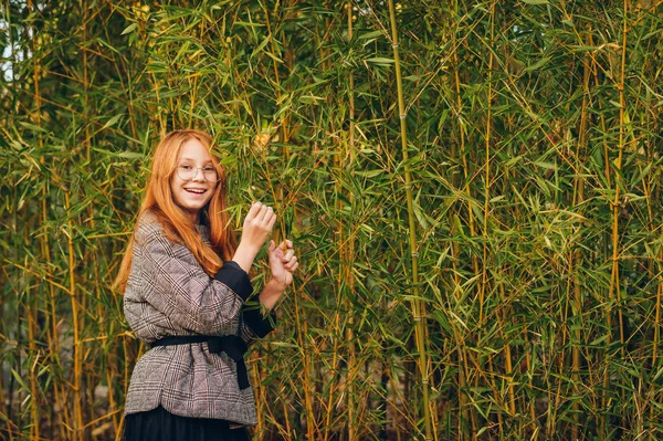 Outdoor Close Ritratto Bella Ragazza Dai Capelli Rossi Preteen Indossa — Foto Stock