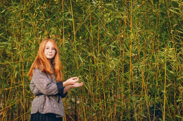 Retrato Cerca Aire Libre Una Hermosa Niña Preadolescente Pelirroja Con — Foto de Stock