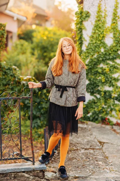 Retrato Adorável Menina Ruiva Posando Fora Vestindo Jaqueta Cheque Saia — Fotografia de Stock