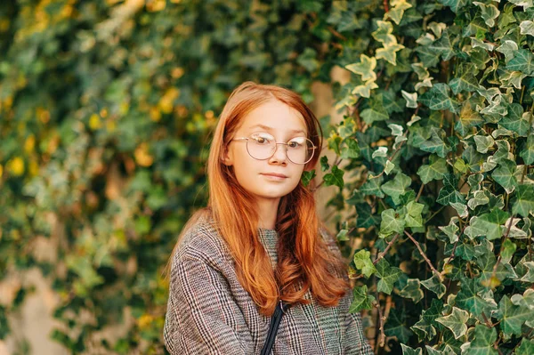 Portret Van Schattige Kleine Roodharige Meisje Poseren Buiten Selectievakje Jas — Stockfoto